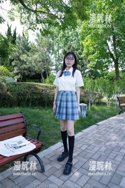 BoBoSocks袜啵啵 - 奶油的滑稽拖鞋美图，一波下载保证让你面露嫌弃行情。