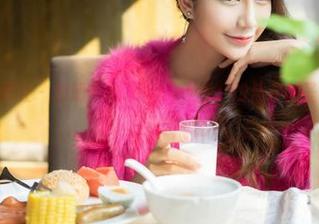 MiStar魅妍社 – 图册中的Jenny佳妮，仿佛在和圣诞老人聊八卦。