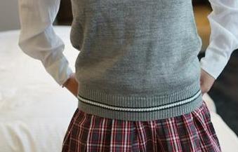 ROSI的资源里，总有些匪夷所思的美图，嫩学妹的制服也是其中之一。