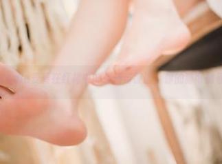 图集：Seele麦麦在红裙中的张扬与静谧，你的猫可能看不懂。