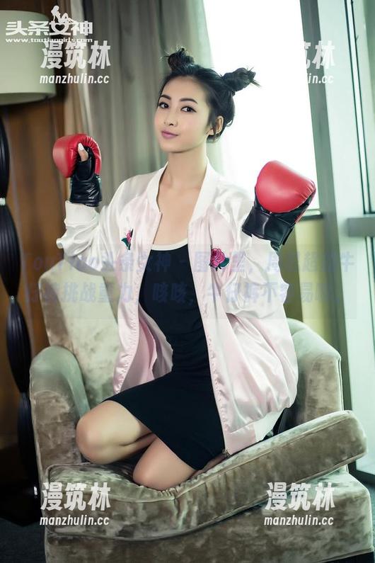 TouTiao头条女神 - 图片里，周思超的牛仔裤挑战重力，咳咳，牛仔裤不容易啊。