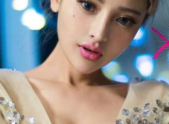 UGirls尤果网 – 细看Mikka涵涵的在线之作，眼镜扮演了啥角色？哈哈，你猜？