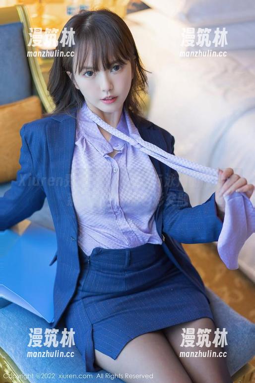 Xiuren秀人网 - 小逗逗与泳池的微妙关系：图片中的色彩交融