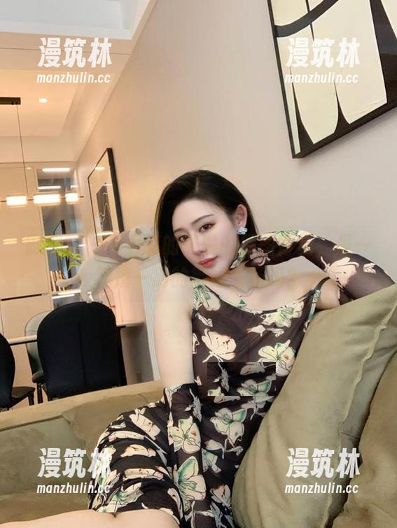 微密圈 - 不爱笑的赛琳的原图背后，是一年磨一剑的御姐气场吗？