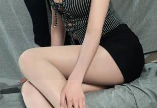 丽柜 – 小璐璐在线带来清纯照片，这气质，我说点什么好呢