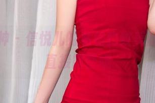 头条女神 – 信悦儿的私房豹纹美腿，原图直接露营哦