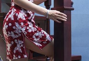 头条女神 – 张蓝欣的裸足冒险：精选套图，公园的草地都羡慕她的脚！