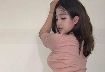微密圈 – 原图探险：小优优子和那条引人注目的粉色吊带裙