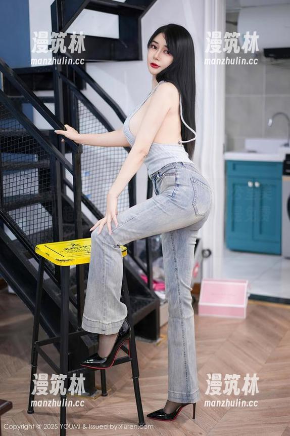 尤蜜荟 - 你有见过laura阿姣的办公室美照吗？超适合约会装！记得，图包是免费的，快来下载！