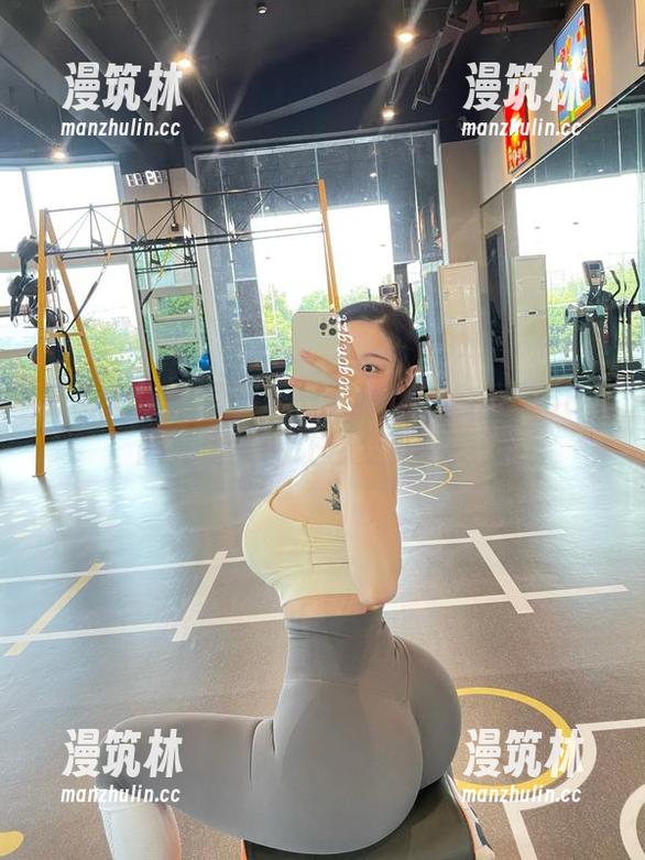 微密圈 - 谁说皮带只会束缚？左公子666的私房美图让它变身新宠！