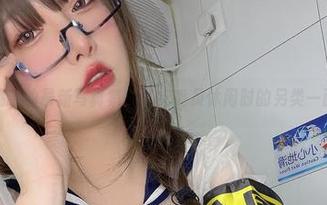 次屁啦的最新写真集：风纪委员休闲时的另类一面。