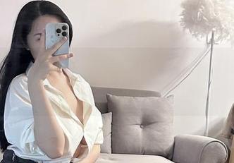 微密圈 – 图片中的体操服，难得的材质，玫桃泡芙果然驾驭得很好。