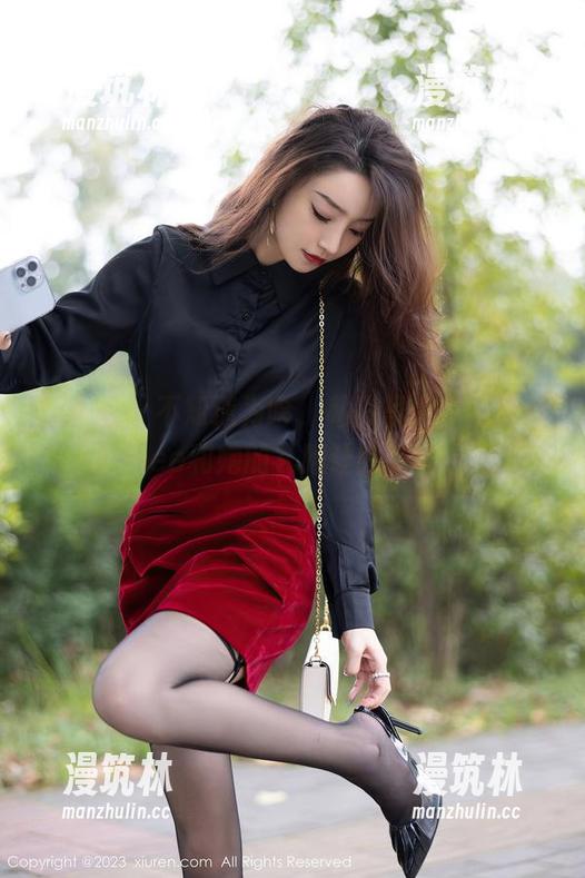 秀人网 - 不知道为啥，私房写真中的久久Aimee和她的礼服让我嘴角上扬