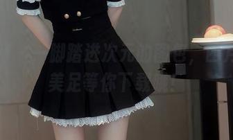 秀人网 – 一脚踏进次元的图包，四月月的美足等你下载哦！