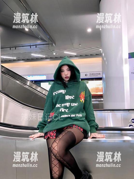 微密圈 - 下载粉色的猪陈佩奇的新写真集，腿环黑丝，这波不亏！