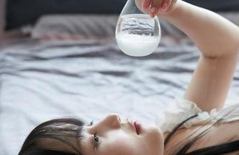 蜜桃社 – 冰露在浴缸里玩得很嗨？高清原图一探究竟，萌感四溢啊！
