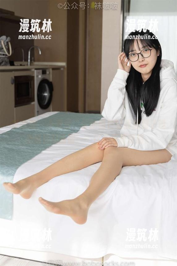袜啵啵 - 小甜豆，你的图包让我想到了没法描述的画面——这礼服真带感。
