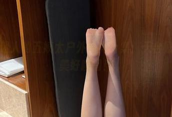 微密圈 – 迷人的五姨太户外写真合集：天台剧场间歇的美好瞬间！