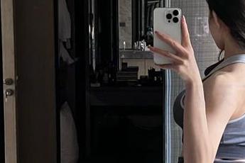 微密圈 – 分享金希儿的写真集，辣不辣臭弟弟们？我可是看得四脚朝天了！