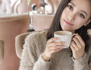 青豆客 – 免费写真里，孔一红的职业装对话联想，让你想了又想…