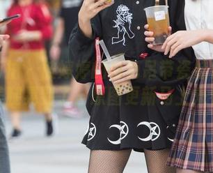 魔镜街拍 – 被婷婷的白色吊带瓷娃娃和黑丝美腿晃到了，原图更新马上来看！
